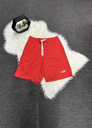 Червоні спортивні шорти puma з білим шнурком і логотипом бренду.