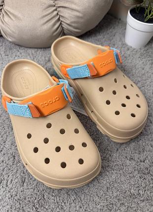 Чоловічі крокси в бежевому кольорі crocs all terrain chai/multi
