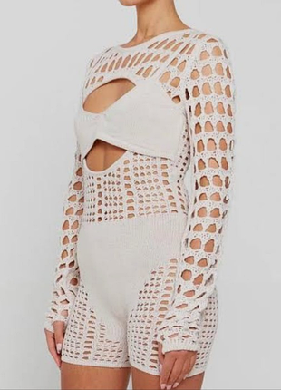Кремовий в'язаний комбінезон із шортами та довгими рукавами luxe to kill (stone overlay knit playsuit) з ажурною текстурою та вирізами спереду раз.s