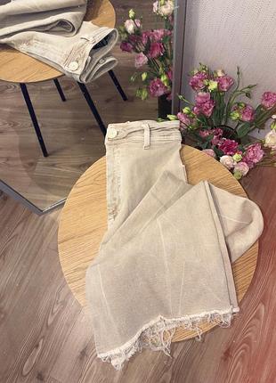 Бежеві прямі джинси з високою посадкою від zara