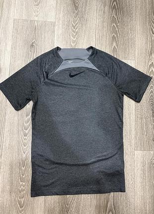 Футболка nike dri-fit , у сірому кольорі , в розмірі s