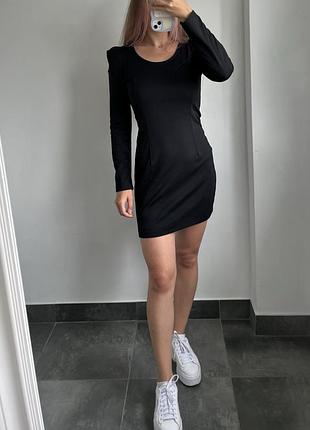 Чорна сукня з акцентними плечима, size s