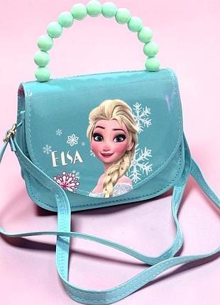Детская сумочка frozen эльза голубая с ручкой из бусин и длинным ремешком через плечо 15×12×6 см