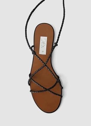Чёрные кожаные босоножки сандали zara на плоской подошве с ремешками и завязками.