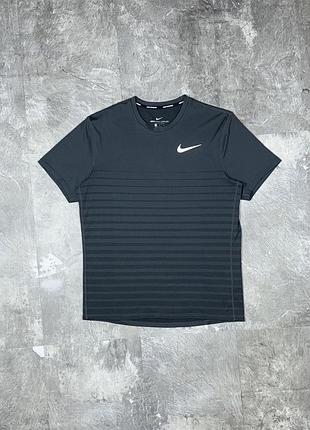 Футболка чоловіча для бігу та тренувань nike zonal cooling dry m найк оригінал спортивна бігова сіра графітова чоловіча футболка для залу та фітнесу