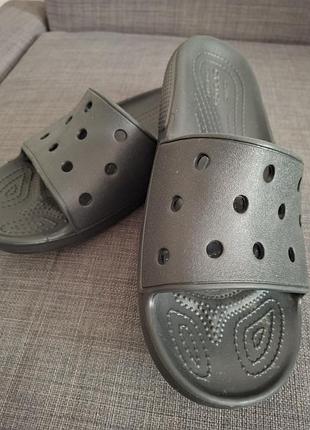 Черные классические шлепанцы crocs