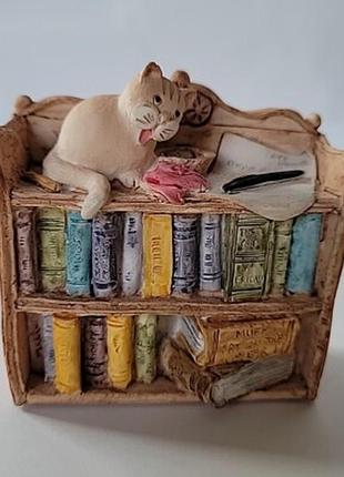 Винтажная миниатюрная фигурка с котиком на книжной полке