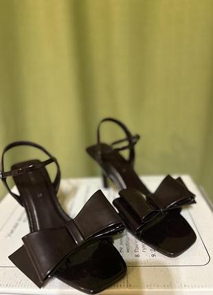 Нові босоніжки, розмір 36. бренд: stradivarius.одягала один раз-не підійшов розмір.