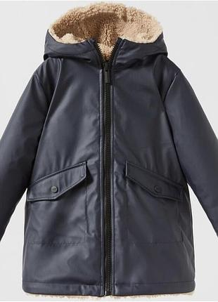 Куртка zara з прогумованим верхом та м'якою штучною підкладкою «тедді» на капюшоні.