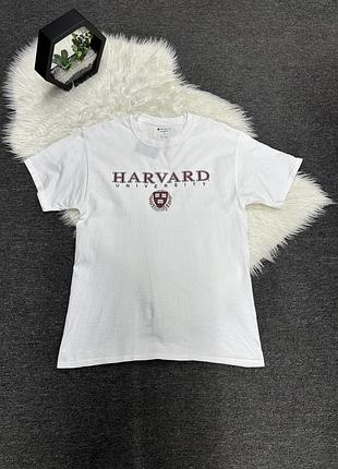 Біла футболка harvard university з бордовим принтом і гербом на грудях.