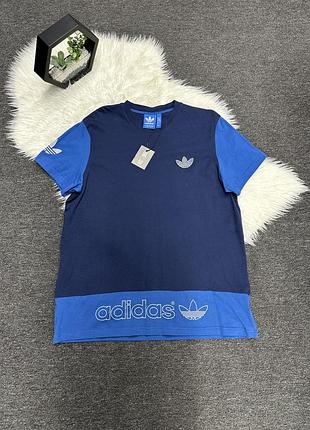 Темно-синя чоловіча футболка з колекції adidas originals з блакутніми рукавами та вставкою знизу з логотипом-трилисником та написом "adidas".