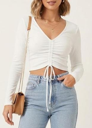 Білий укорочений лонгслів у рубчик з куліскою prettylittlething