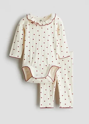 Детский комплект-двойка в сердечки ❤️ на девочку  из хлопка муслина от h&m  боди с длинным рукавом и легинсы 0-3мес 59см