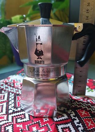 Італійська гейзерна кавоварка bialetti moka express на 130 мл (3 чашки), оригінал.