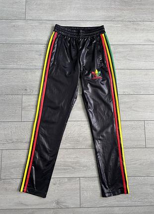 Культовые спортивные штаны adidas chile 62 firebird trefoil rasta raggy track pants y2k size xs хс размер адидас чили брючины блокор раста ребри ориги
