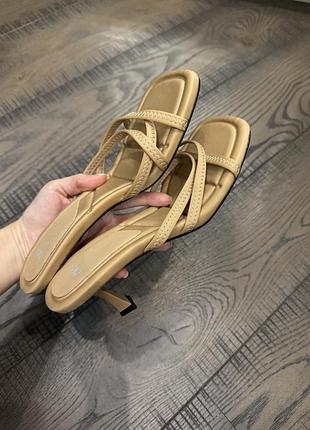 Босоніжки zara