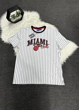 Біла чоловіча футболка в тонку смужку з ліцензійним принтом nba miami heat від бренду defacto (колекція defactofit).