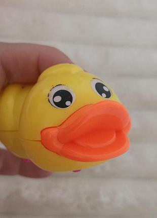 Заводная игрушка утка 2