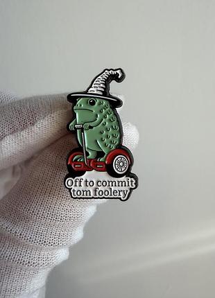 Пін значок металевий брошка жаба-відьма на скутері «off to commit tomfoolery» — смішний магічний пін