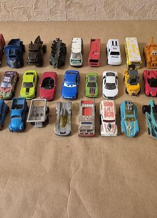 Машинки всі разом 37штук. перший ряд всі hot wheels.