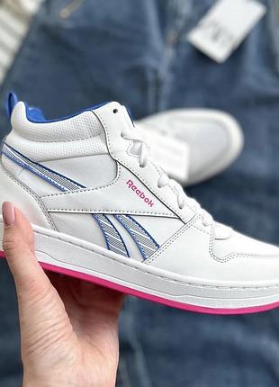 В наявності стильні кросівки reebok