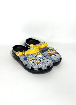 Оригінал крокси crocs the simpsons 211106-90h m7 w9 оригинал на пляж басейн повсякденні тапки шльопки 39-40 яскраві молодіжні екслюзивні