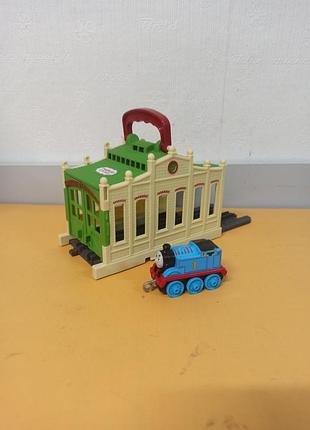Игровой набор fisher-price thomas &amp; friends из серии «томас и друзья» – портативная железнодорожная станция-депо (Тидмаус) с маленьким паровозиком