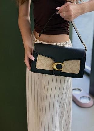 Жіноча сумка coach tabby brynn flap crossbody in signature, чорна з бежевим