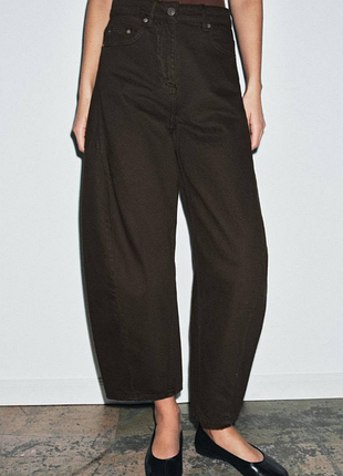 Коричневые джинсы баллоны zara