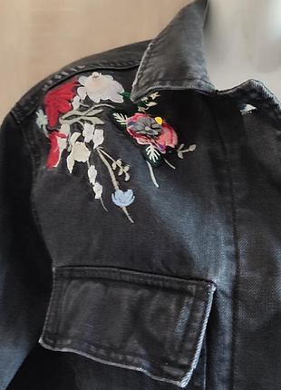 Стильная фирменная куртка с вышивкой из премиум коллекции bershka