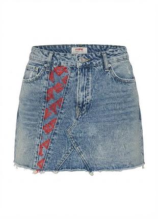 Юбка джинсовая голубая pepe jeans с красным принтом и необработанным краем