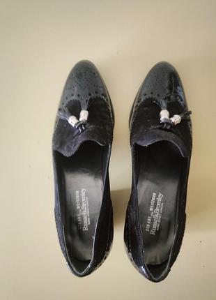 Туфлі-лофери на стійких підборах із китицями від stuart weitzman для russell & bromley.