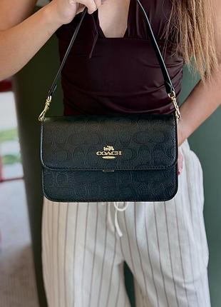 Сумка жіноча coach brynn flap crossbody in signature чорна