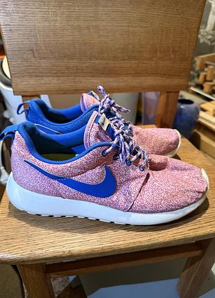 Відомі і надзвичайно легкі кросівки кеди nike roshe run print також відомі як roshe one яскраві рожево-сині з графічним принтом на стопу 24,5-25 см