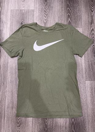 Футболка nike tee big logo , у кольорі хакі , в розмірі s