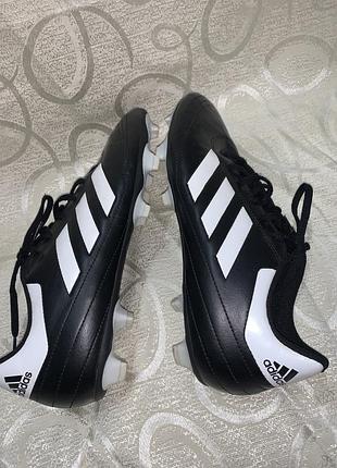 Чоловічі футбольні бутси adidas goletto vi fg виконана в традиційному для серії чорно-білому дизайні (core black / cloud white).