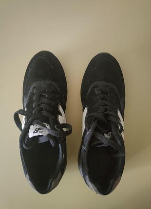 Черные замшевые кроссовки new balance 999 с белым логотипом «n» на боковой части.