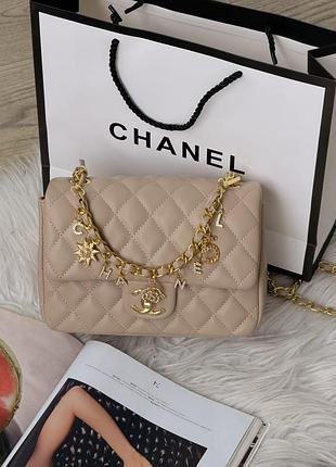 Розкішна бежева брендова сумочка в стилі шанель chanel beige с підвіскою новинка светлый сумка клатч под бренд
