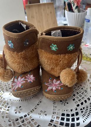 Пару дитячих коричневих черевичків-уггі bobbi shoes з вишивкою та хутряними помпонами