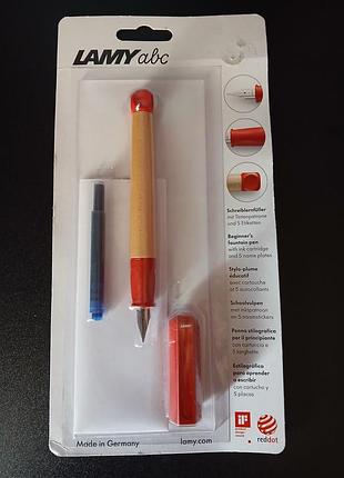 Детская чернильная (перовая) ручка lamy abc красного цвета, которая создана специально для обучения детей письму.