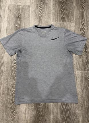 Футболка nike , у сірому кольорі , в розмірі s