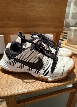 Найк білі оригінальні спортивні кросівки nike multicourt 9 з дефектом на стопу 23-23,5 см