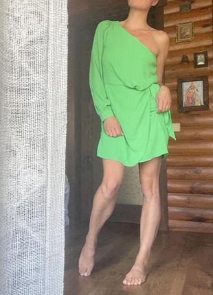 Зелена сукня з відкритим плечем шифонова на одне плече
