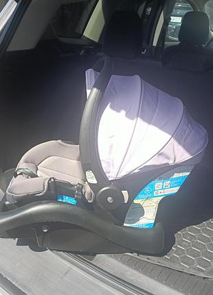 Детское автокресло-переноска safety 1st onboard 3523 infant car seat, установленное на фирменную базу.