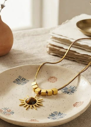Дизайнерское ожерелье с геометрическими элементами и солнечным талисманом нержавеющая сталь
