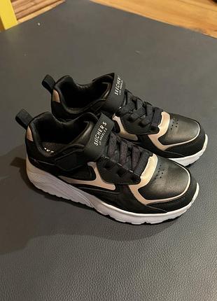 Кросівки на дівчинку skechers
