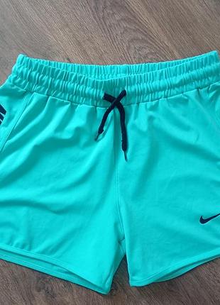 Брендовые шорты nike.