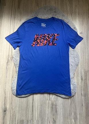 Nike big logo дуже класна футболка
