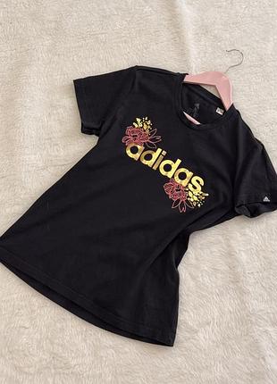Жіноча футболка adidas чорна з золотим логотипом та квітковим принтом, розмір m