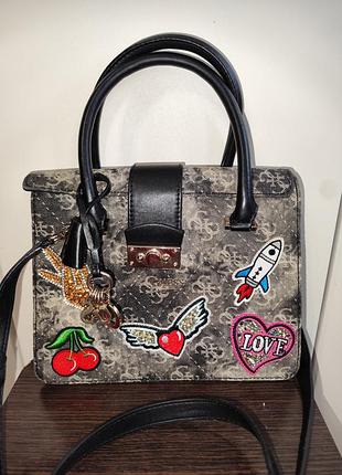 Оригинальная сумка guess elia small satchel (с патчами)